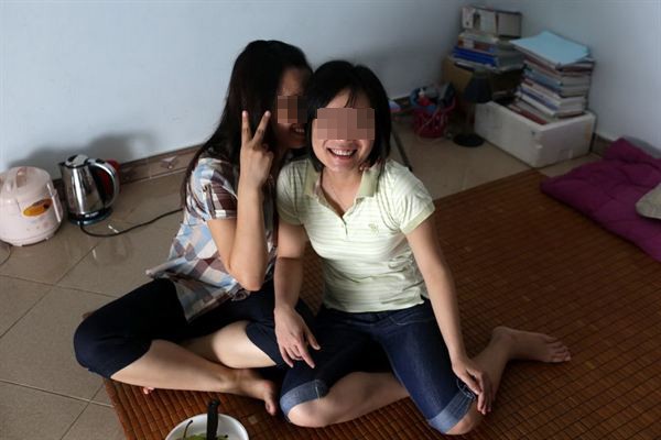 Đinh Thị Hồng Loan, 30 tuổi, (phải) và bạn gái của mình là Nguyễn Thị Chi, 20 tuổi, tại phòng trọ của họ trong một con hẻm tại Hà Nội. Cặp đôi đồng tính nữ này đã hẹn hò hơn 2 năm và lên kế hoạch kết hôn vào tháng tới. Họ mỉm cười và nói về đám cưới sắp tới của mình, về cách họ sẽ trao nhẫn cho nhau như thế nào và sự khởi đầu của một cuộc sống mới bên nhau.